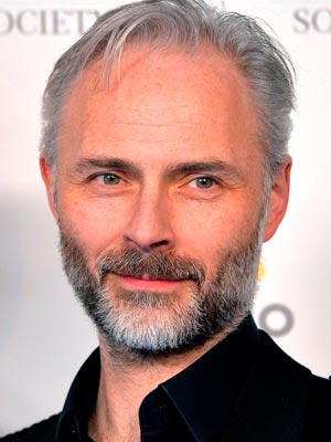 Марк Боннар в роли Стивена Бернса